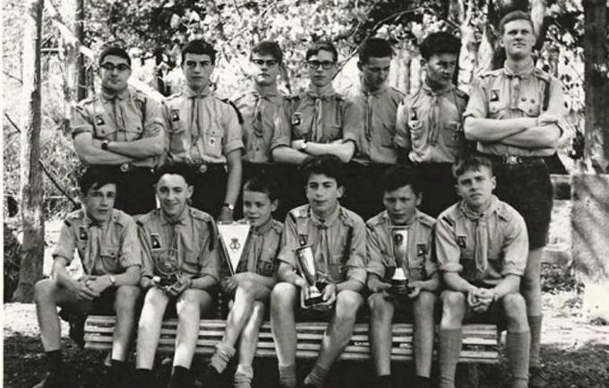 Een foto uit 1965, twee jaar na de oprichting van Scouting Poperinge. Chris zien we op de bovenste rij, helemaal links.