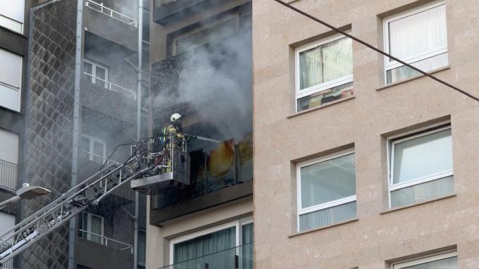 De brand, op de vijfde verdieping van het gebouw, was reeds uitslaand bij aankomst van de hulpdiensten.