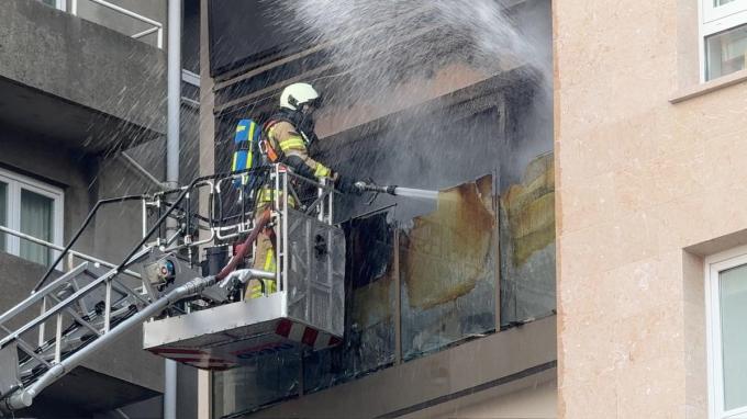 De brand, op de vijfde verdieping van het gebouw, was reeds uitslaand bij aankomst van de hulpdiensten.