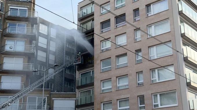 De brand, op de vijfde verdieping van het gebouw, was reeds uitslaand bij aankomst van de hulpdiensten.