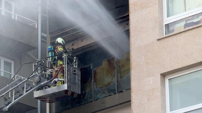 De brand, op de vijfde verdieping van het gebouw, was reeds uitslaand bij aankomst van de hulpdiensten.