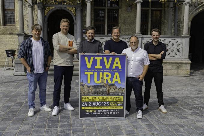 ‘Viva Tura’ is een organisatie van het Stadsbestuur en Comedyshow.be. Je bemerkt v.l.n.r. Dave Vercautere, schepen Ben Peperstraete, Pieter De Wulf, schepen Fre Devos, burgemeester Peter Roose en Cedric Libbrecht.