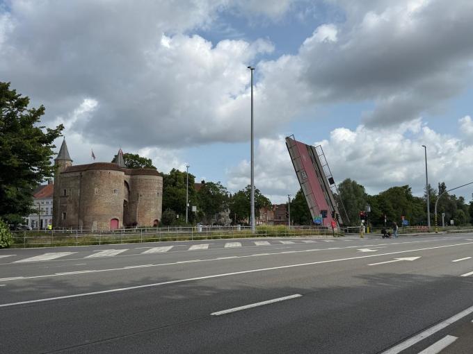 Door een technische storing is de brug blijven openstaan.