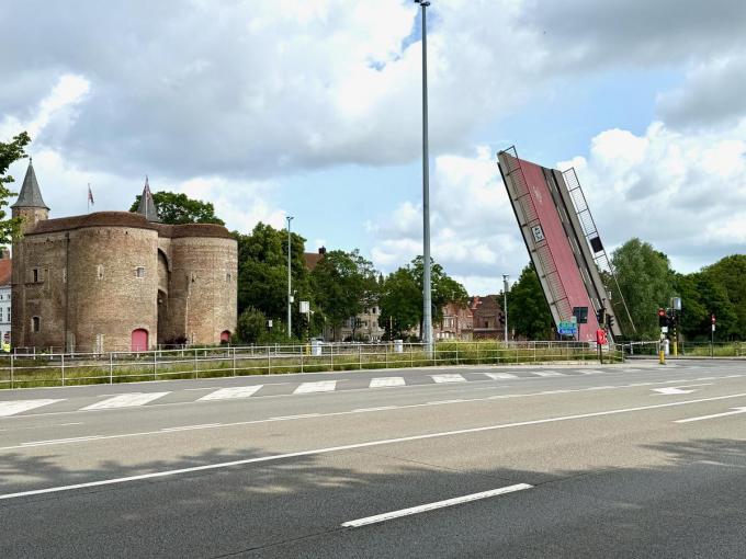 Door een technische storing is de brug blijven openstaan.