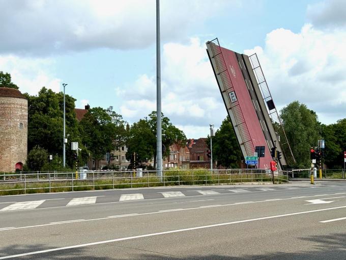 Door een technische storing is de brug blijven openstaan.