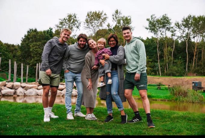 Juul (links) met zijn hele gezin: oudste broer Iggy, diens vrouw Debby en hun kindje Ernest, Juul zijn mama Sonny en tot slot broer Gust.