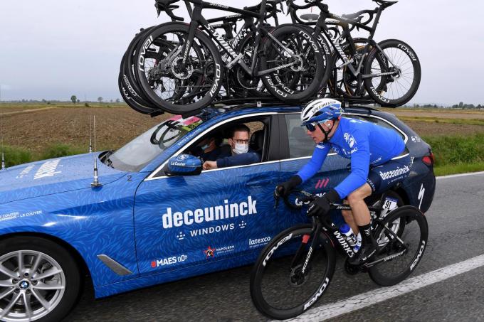 Klaas Lodewyck geeft Remco Evenepoel instructies tijdens de Giro van 2021.