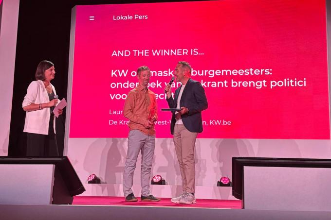 Journalist Laurens Kindt ontving de award uit handen van Xavier Taveirne.