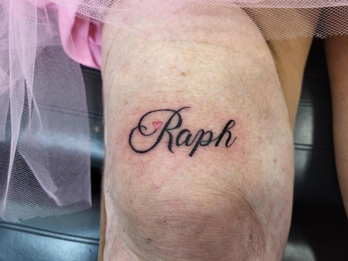 Cindy Frey plaatste een tattoo van de naam van haar man Raph, met een roze hartje erbij, boven de rechterknie van Cathy.