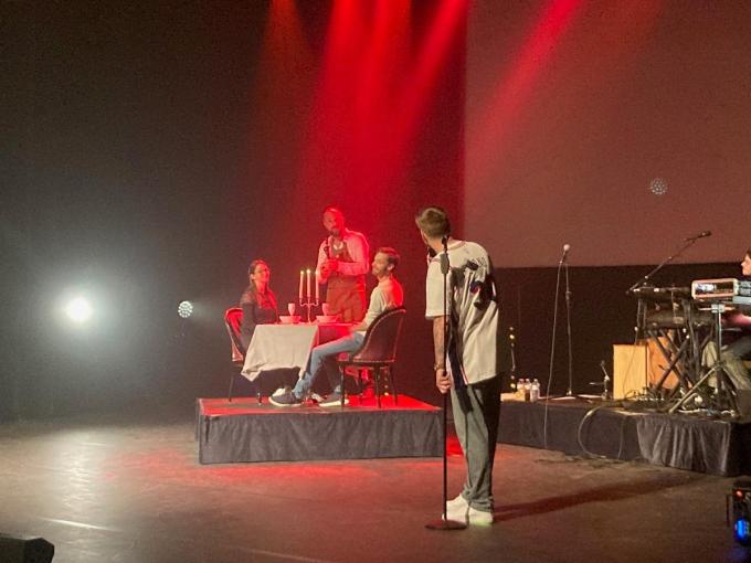 Jarno Boone haalde een koppel uit de zaal en liet hen hun eerste date overdoen, waarbij hij alles becommentarieerde. Francesco Planckaert dook op als de ober van dienst.