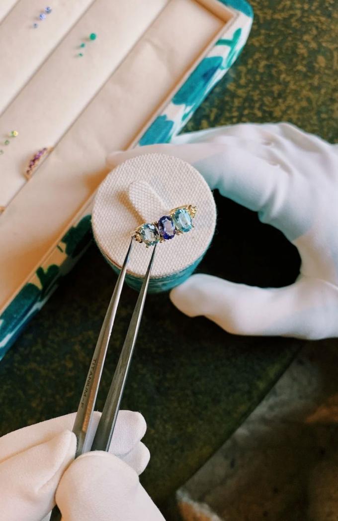 Ring uit 14k goud bezet met drie geboortestenen 