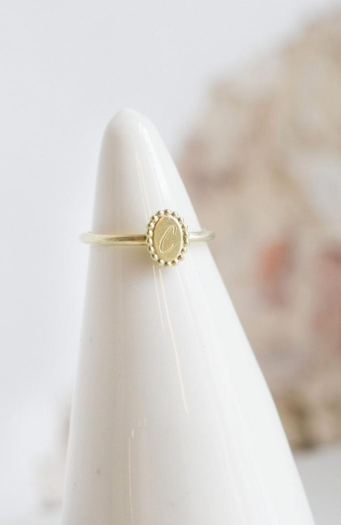 Ring uit 14k goud met initiaal 'Under My Skin' 