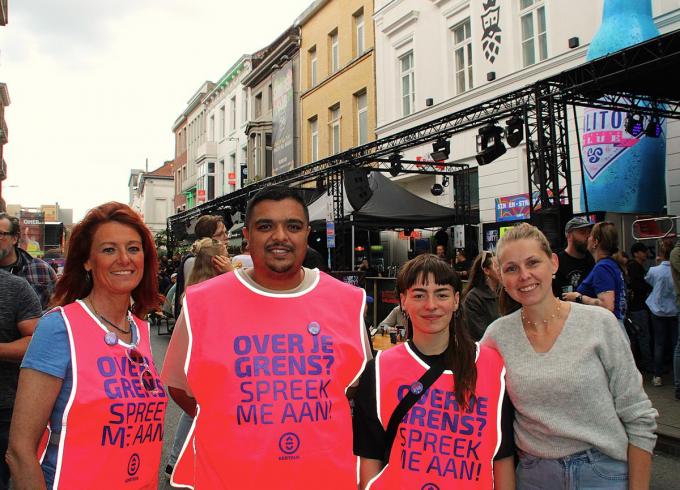 Burgemeester Ruth Vandenberghe, vrijwilliger Viral Patel, vrijwilliger Echo Kinable en forensisch verpleegkundige Joyce Monserez (v.l.n.r.). (Foto Rémi)