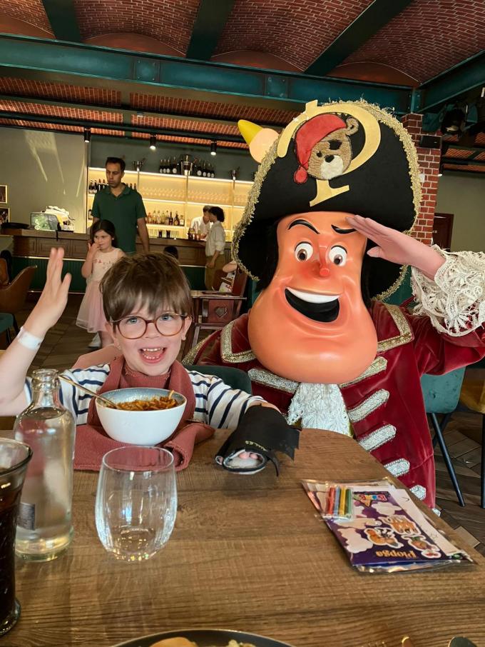 Jules trok naar Piet Piraat en co in Plopsaland: “We hoefden ons voor het eerst in lange tijd nergens zorgen over te maken, heerlijk!” (gf)