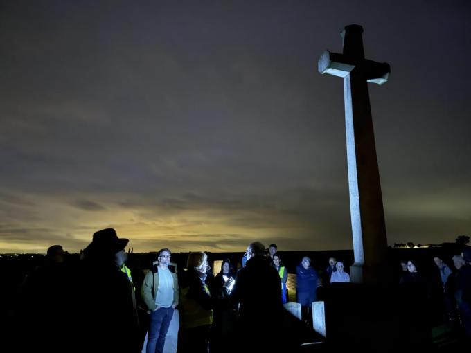 Verschillende mensen verzamelen tijdens Zero Hour voor een stille wandeling via verschillende WOI-kraters