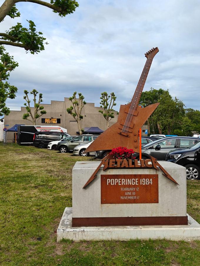 Vorig jaar was er een eerbetoon waarbij een monument aan de straatkant van de Maeke Blydezaal in de Doornstraat werd ingehuldigd, ter ere van de metalgroep Metallica.
