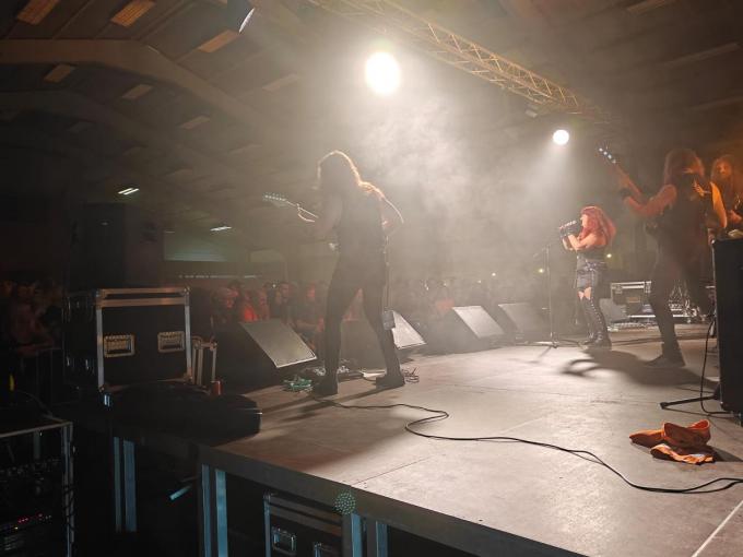 Veertig jaar na de laatste officiële editie werd het iconische hardrockfestival nieuw leven ingeblazen, met een line-up met fans uit binnen- en buitenland in.