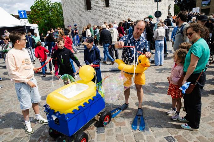 Sinksen bloeide weer als weleer. Op elke hoek straattheater, zoals het de Kortrijkzaan belieft.