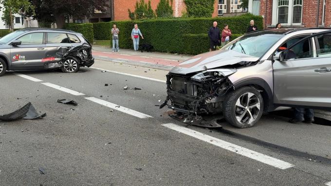 De Baron Ruzettelaan lag bezaaid met brokstukken door het verkeersongeval.