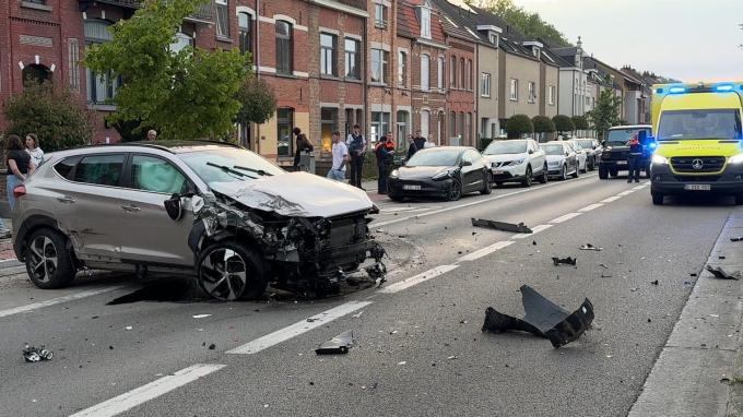 De Baron Ruzettelaan lag bezaaid met brokstukken door het verkeersongeval.