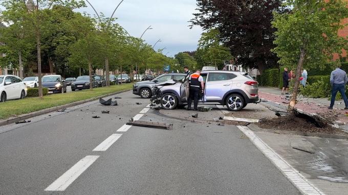 De Baron Ruzettelaan lag bezaaid met brokstukken door het verkeersongeval.