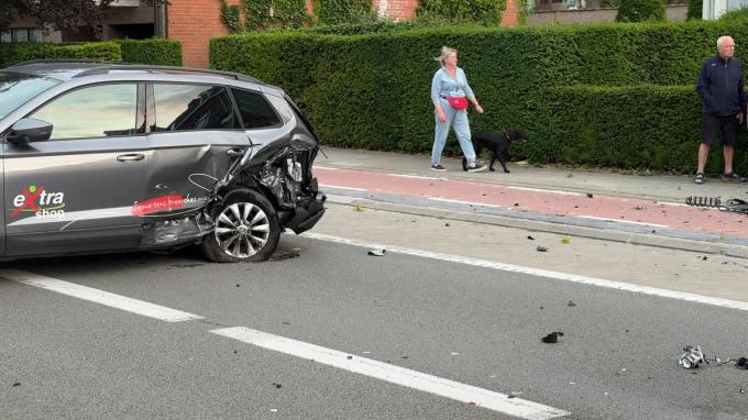 De Baron Ruzettelaan lag bezaaid met brokstukken door het verkeersongeval.