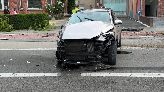 De Baron Ruzettelaan lag bezaaid met brokstukken door het verkeersongeval.