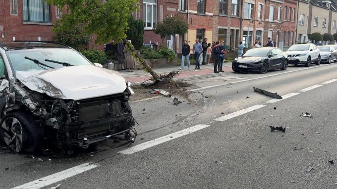 De Baron Ruzettelaan lag bezaaid met brokstukken door het verkeersongeval.
