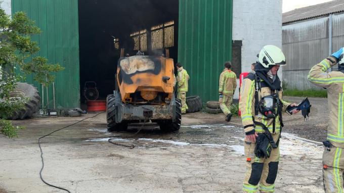 De graafmachine raakte zwaar beschadigd.