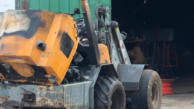 De graafmachine raakte zwaar beschadigd.