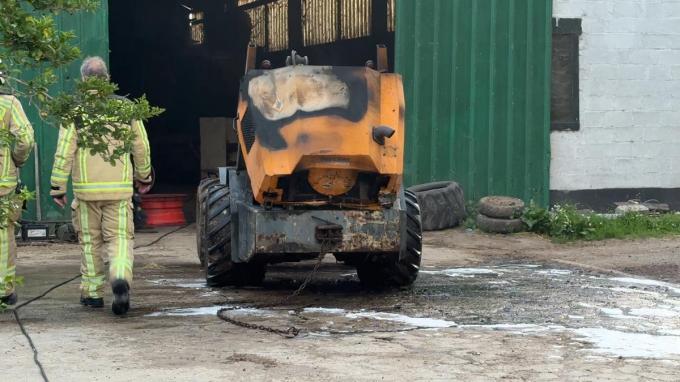 De graafmachine raakte zwaar beschadigd.