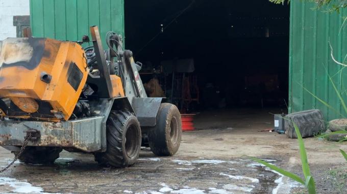De graafmachine raakte zwaar beschadigd.