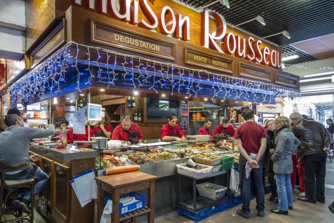 In de hallen van Bocuse kan je proeven van het beste wat Lyon te bieden heeft. (foto Getty)