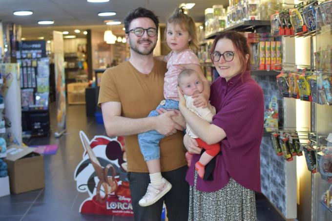 Benjamin Verbrugghe en Céline Salomez met hun dochters Alice en Jade openden recent Pawntheon in de Diksmuidestraat.