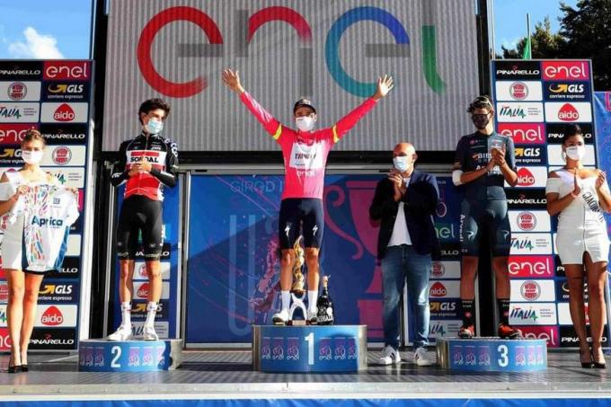 Henri (links) op het podium van de Baby Giro, naast Tom Pidcock en Kevin Colleoni.
