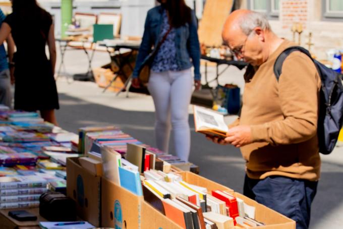 De braderie is het ideale moment om leesvoer in te slaan.