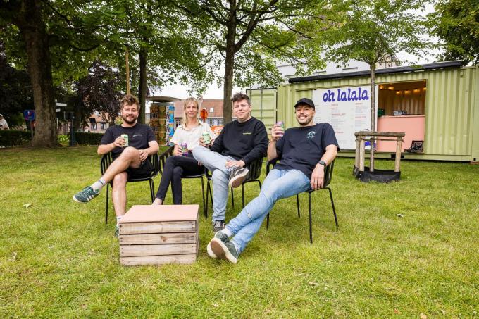 Oh Lalala, met Thomas Graulus, Jana Pettens, Louis Follebout en Kenny Remmerie, is wel een buitenbeetje onder de zomerbars omdat ze zich in grote mate richten op kinderen en jeugd.