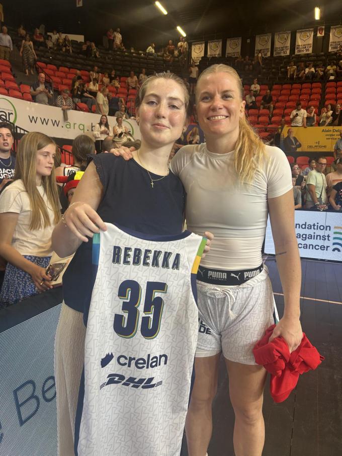 Julie Vanloo overhandigde na de wedstrijd haar truitje aan Rebekka.