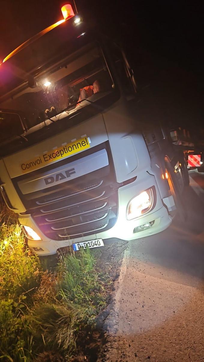De truck belandde in de zachte berm en kon geen kant meer op.