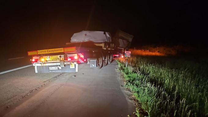 De truck belandde in de zachte berm en kon geen kant meer op.