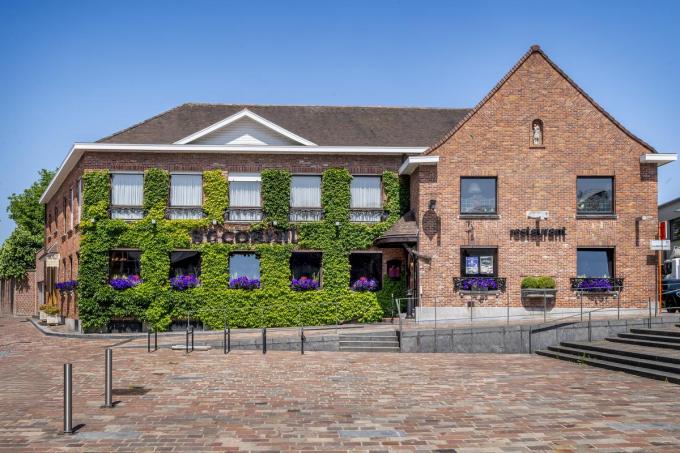 De iconische gevel van restaurant St. Cornil op Aalbekeplaats.