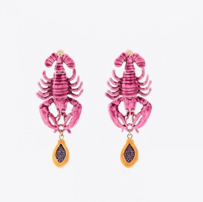 Roze oorbellen in kreeftvorm