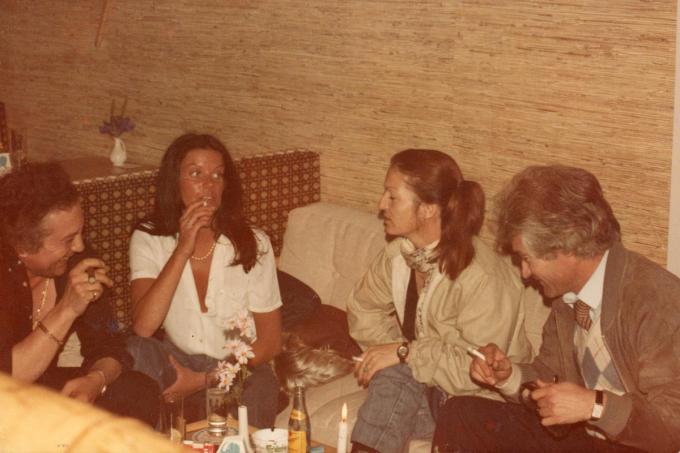 In de intussen verdwenen Bar Acapulco zitten mama en papa gezellig te keuvelen met een ander – nog onbekend – koppel.