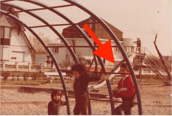 De kinderen op het speelpleintje (rode pijlen) worden nog gezocht.