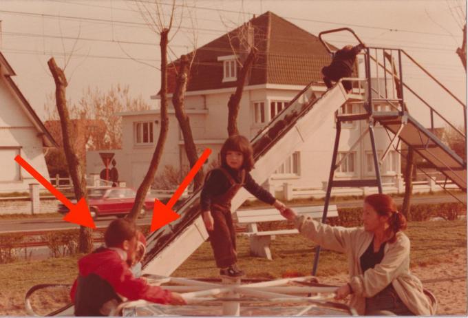 De kinderen op het speelpleintje (rode pijlen) worden nog gezocht.