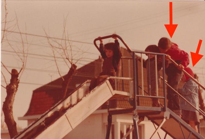 De kinderen op het speelpleintje (rode pijlen) worden nog gezocht.