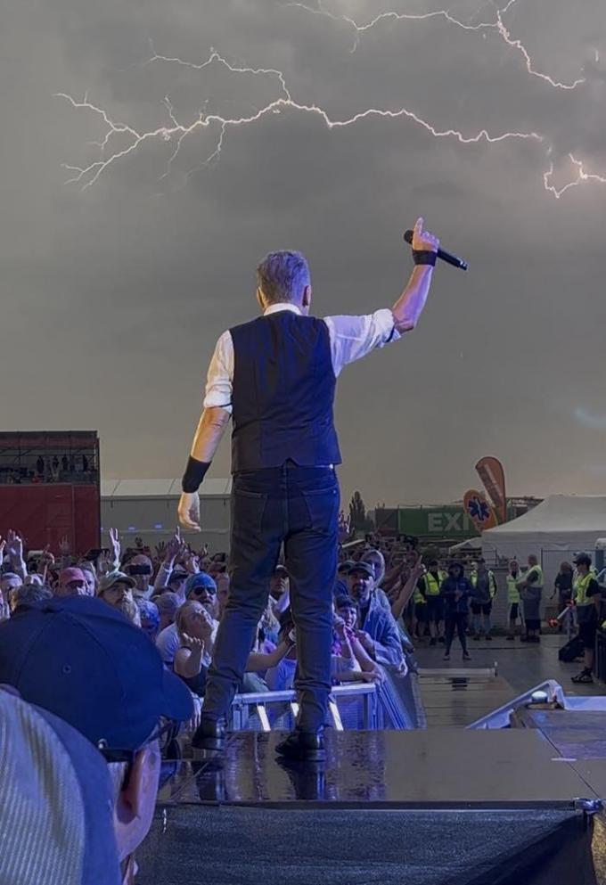 Die ‘ene bliksemflits’ net toen Karel afdrukte.