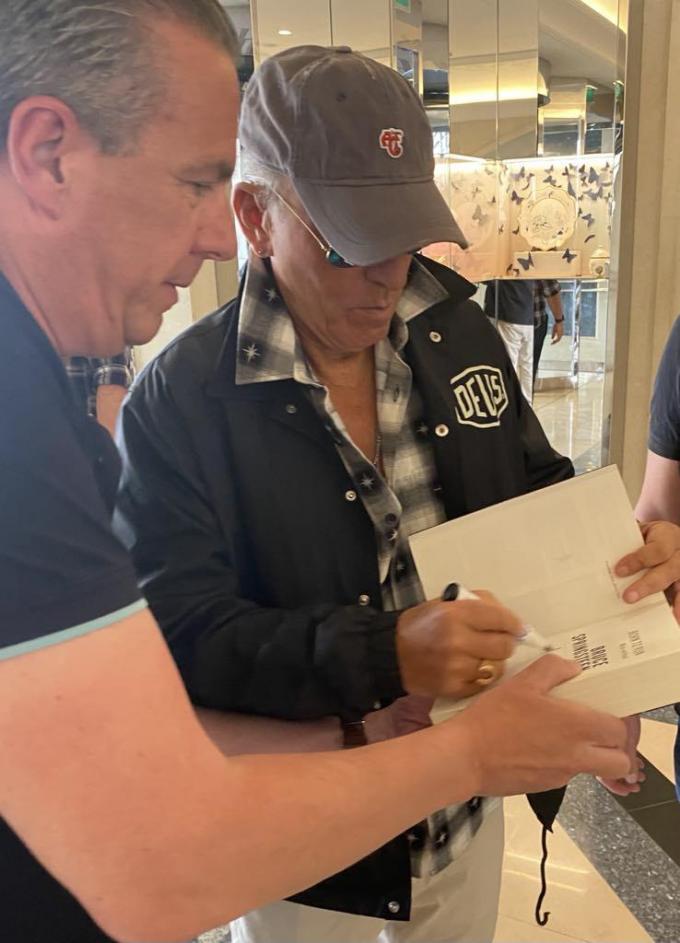 Bruce signeerde het boek van Karel.