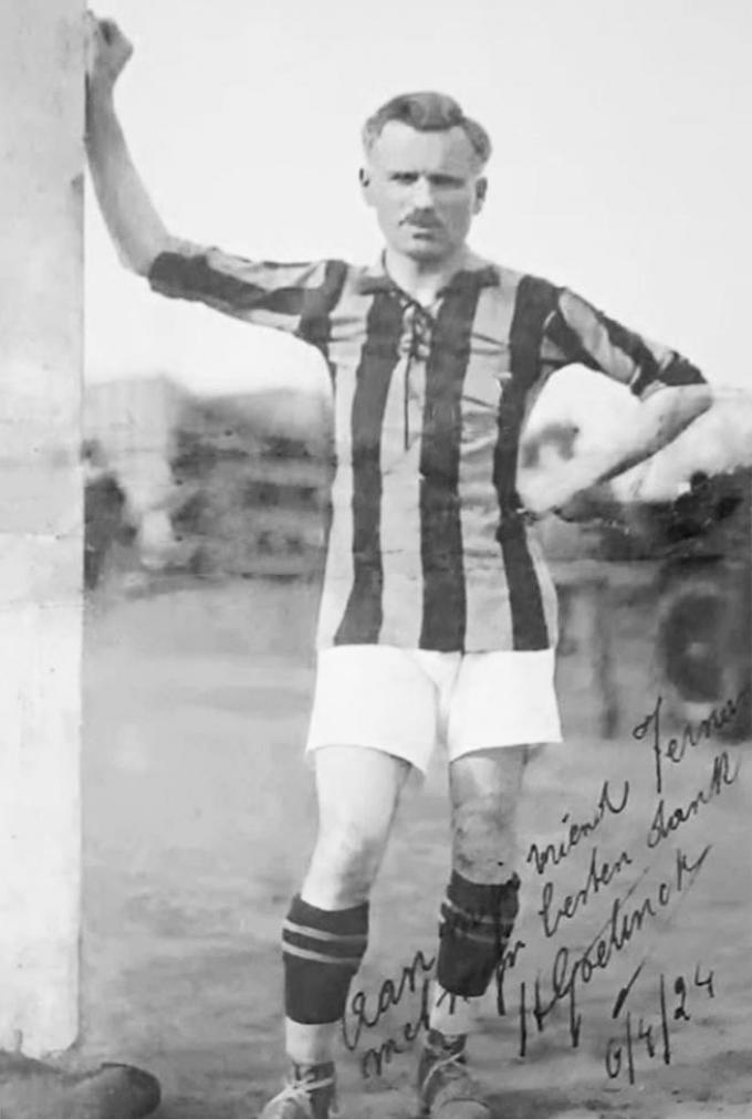 Hector ‘Torten’ Goetinck op het voetbalveld, zijn natuurlijke habitat. Het boek is rijkelijk gestoffeerd met tientallen foto's.
