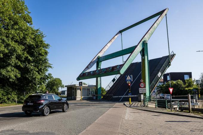 De oude en af toe haperende brug.